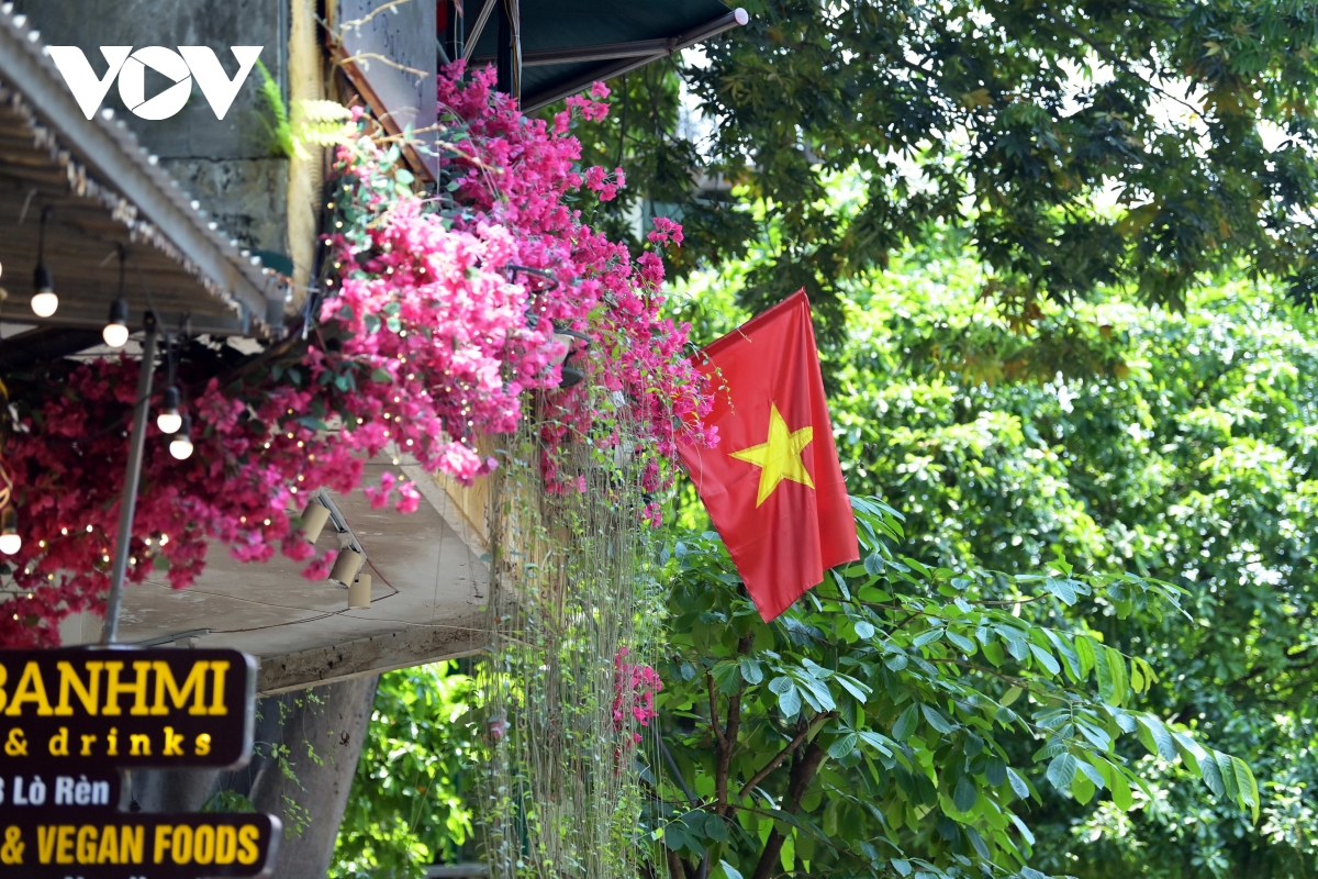 Cờ đỏ sao vàng phủ sắc phố phường: Nét đẹp bình dị lan tỏa trong đời sống đô thị